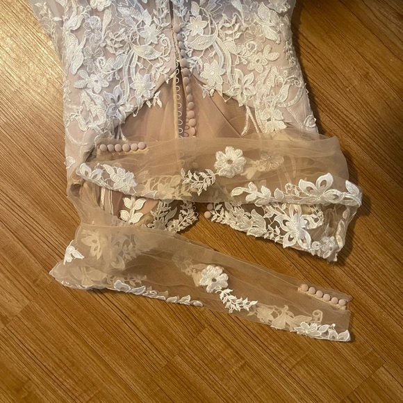 Elegant Lace Wedding Dress - Picture 3 of 9